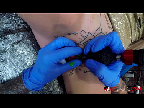 ❤️ Uiters getatoeëerde hottie Sully Savage het 'n tatoeëermerk op haar klitoris gekry ️ Porno fb by ons af.extratorrents.top ❌